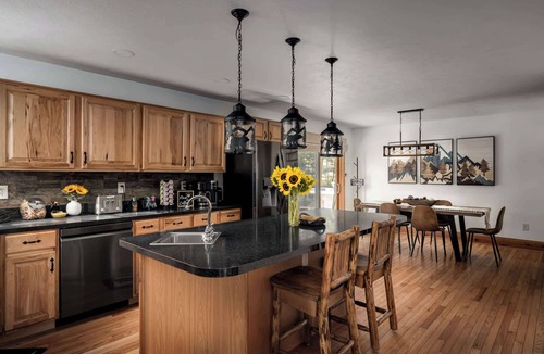 Front Royal Cabin | Cozy Bear Cabin | Hot Tub, Fenced Yard, Game & Theatre Rooms + THREE KING BEDS!