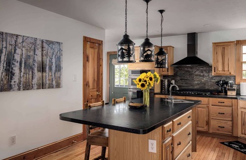 Front Royal Cabin | Cozy Bear Cabin | Hot Tub, Fenced Yard, Game & Theatre Rooms + THREE KING BEDS!