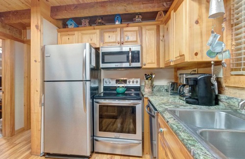 Seven Devils Cabin | Cozy Bear Cabin- Mtn Cabin, Hot Tub, Gas Grill, Foosball, Ping Pong/Air Hockey
