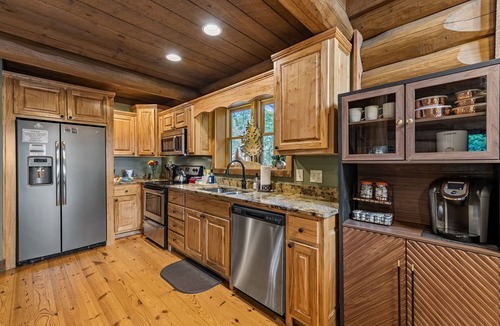 Morganton Cabin | Cozy Bear Lodge Log Cabin, Big Green Egg, Outdoor Grill Station, Hot Tub grotto