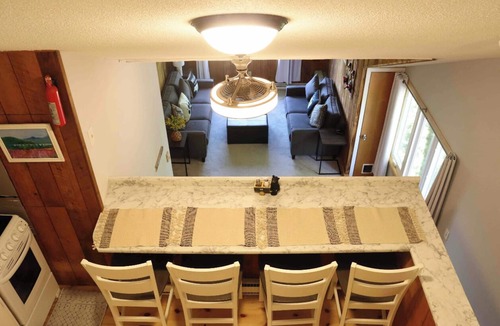 Campton Condo | Cozy Bear Mountain View Getaway