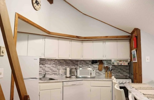 Campton Condo | Cozy Bear Mountain View Getaway