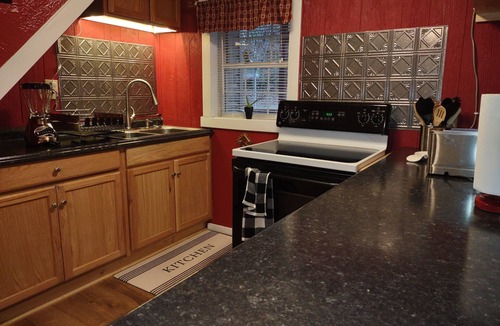 Clifford Cottage | Cozy Bear Rock Cottage with hot tub