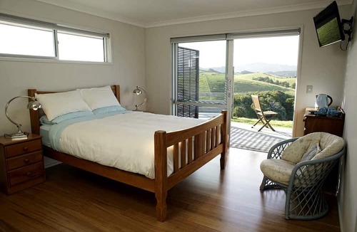 Whangaruru Cabin | Cozy Bed and Breakfast Accommodation for a Romantic Getaway in Whangaruru, North Island