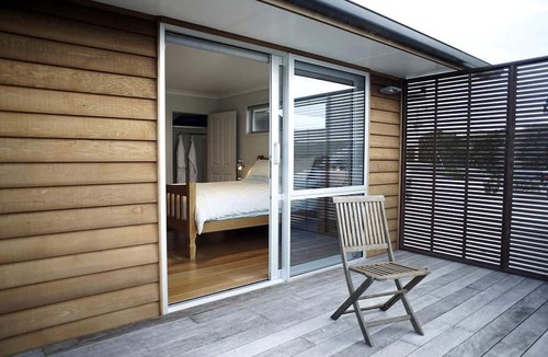 Whangaruru Cabin | Cozy Bed and Breakfast Accommodation for a Romantic Getaway in Whangaruru, North Island