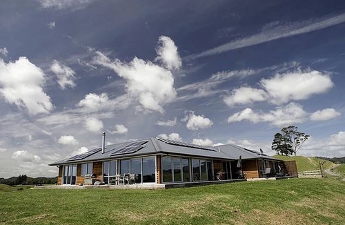 Whangaruru Cabin | Cozy Bed and Breakfast Accommodation for a Romantic Getaway in Whangaruru, North Island