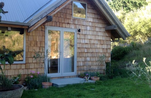 Aramoana Cabin | Cozy Bed and Breakfast Retreat with Incredible Views in Otago, New Zealand