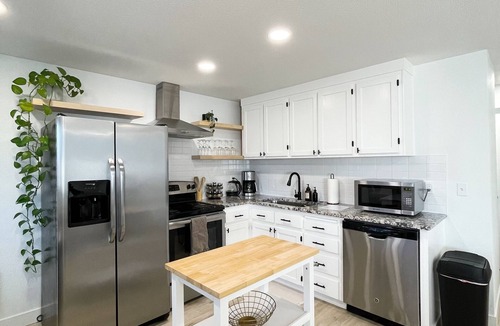 Vancouver House | Cozy Boho Inspired Duplex - with 4 person HOTUB!