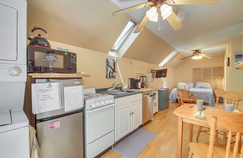 Boothbay Apartment | Cozy Boothbay Studio w/Patio ~ 5 Mi to Harbor!