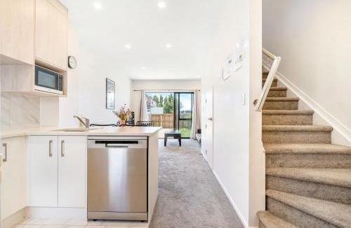 Auckland Villa | Cozy Brand New Townhouse 9