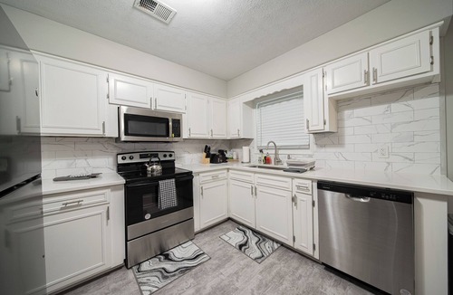 Columbus House | Cozy Brick Ranch Home owned and operated by an Army Soldier!