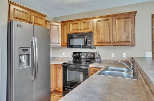 Arnolds Park Cabin | Cozy Bridge Bay Cabin with Private Back yard