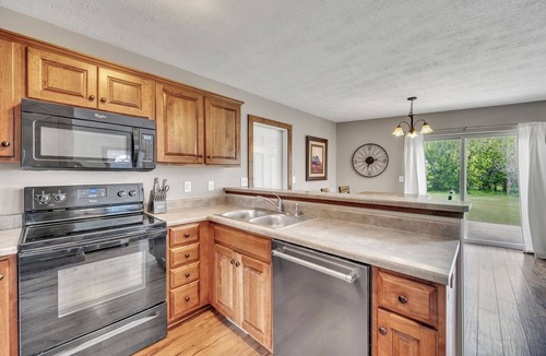 Arnolds Park Cabin | Cozy Bridge Bay Cabin with Private Back yard