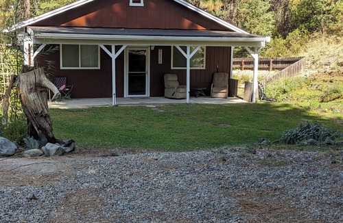 Lewiston House | Cozy Buckhorn Summit Shanty Guest house.