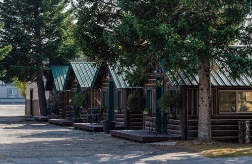 West Yellowstone Cabin | Cozy Bucking Moose, Moose Cabin with 2 Queens, just a minute from Yellowstone!