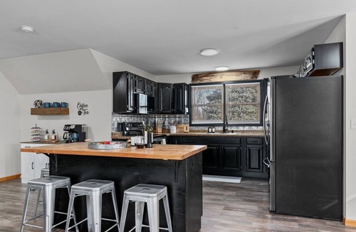 Markesan House | Cozy Budget Stay Firepit & Relaxing Space