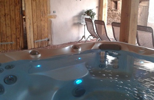 Saint-Germain-Lespinasse Cottage | Cozy cottage with spa and sauna in Saint-Germain-Lespinasse