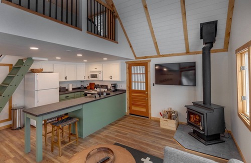 Merrifield Cabin | Cozy cabin 25ft off the water! Near shopping, Restaurants, Attractions & Golf!