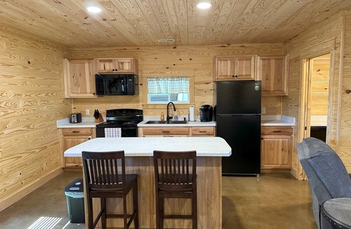 Grant Cabin | Cozy Cabin 5 mins from the lake~Covered Boat Port w/power & lights~Pets~WIFI