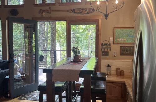 Hoodsport Cabin | Cozy cabin at Lake Cushman in Hoodsport, WA with AC, Wi-Fi, kayak, beach, hottub