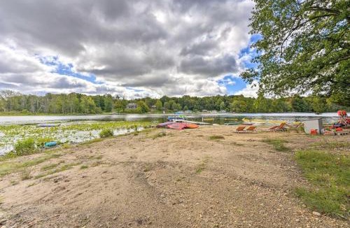 Cassopolis House | Cozy Cabin: Community Pool & Lakefront Beach!