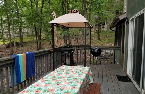 Bushkill Cabin | Cozy Cabin Escape in SawCreek Estates with pools, racquet sports, skiing & more