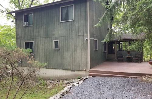 Bushkill Cabin | Cozy Cabin Escape in SawCreek Estates with pools, racquet sports, skiing & more