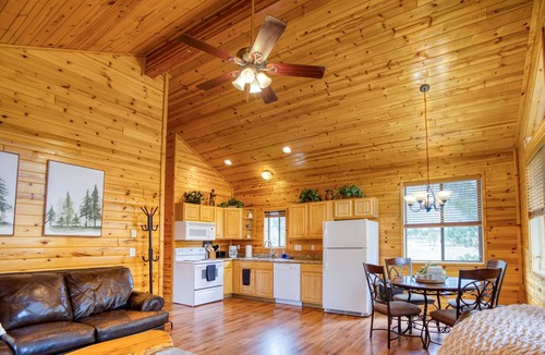 Heber Cabin | Cozy cabin for 2, private hot tub, King size bed!