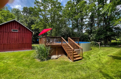 Montgomery Ski Chalet | Cozy Cabin Gateway with Pool and Firepit