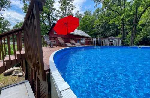 Montgomery Ski Chalet | Cozy Cabin Gateway with Pool and Firepit