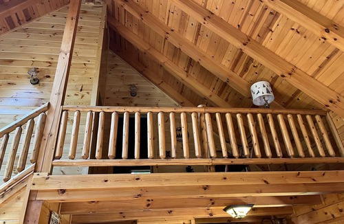 Laurelville Cabin | Cozy Cabin-Hot Tub, Pool Table & Game Room-Ideal for Families & Small Groups