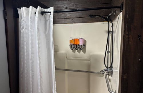 Crown Point Cabin | Cozy cabin in nice Marrero with WiFi, AC Cabin 5
