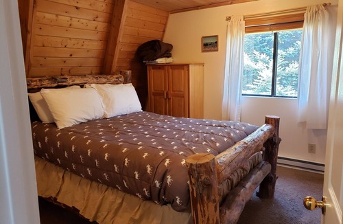 Harbor Village Cabin | Cozy cabin in trees w/hot tub, near marina