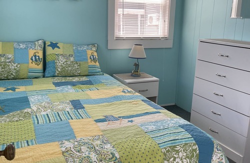 Hampton Cabin | Cozy cabin less than 100 steps to the sand!