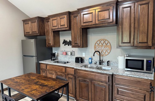 Lawton Cabin | Cozy cabin near Medicine Park with AC, WiFi