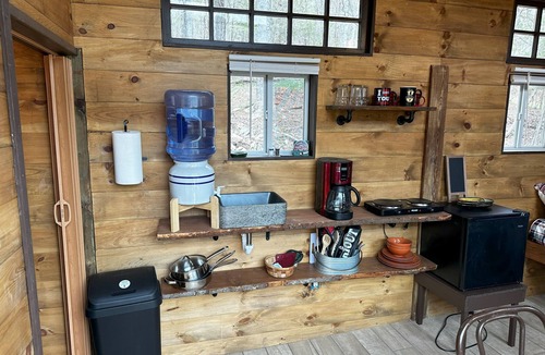 Clifford Cabin | Cozy cabin on Private Lake in fabulous Amherst. Near the Blue Ridge Parkway.