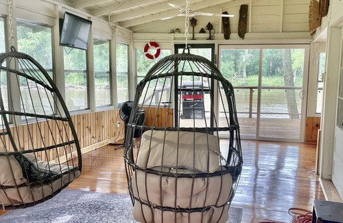 Janesville Cabin | Cozy cabin on the river!