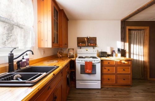 Northwest Harwinton Apartment | Cozy Cabin Style Apt Private 1st Flr 1 Bdrm