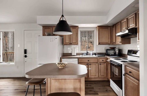 Berkeley Springs Ski Chalet | Cozy cabin w/deck & grill, dog-friendly, trails