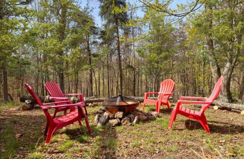 Mathias House | Cozy cabin w grill deck & game room