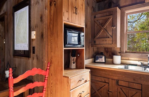 Mathias Cabin | Cozy cabin w/grill deck & game room