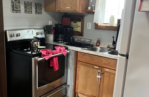 Hays Cabin | Cozy Cabin w/Hot-Tub In The Beautiful Mountains of North Carolina, Pet Friendly!