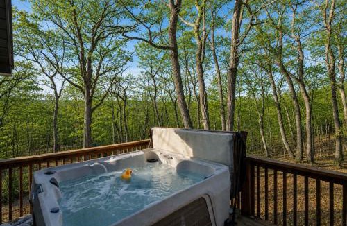 Berkeley Springs House | Cozy Cabin w Hot Tub Fire Pit & Loft Getaway