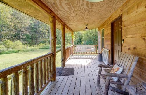 Palestine House | Cozy Cabin w/Pool Table & Fire Pit