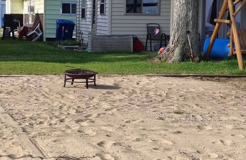 Houghton Lake Cabin | Cozy Cabin with Great Beach, Swimming and Dock!
