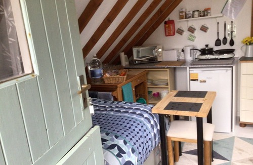 Camborne House | Cozy Camborne Studio Retreat With two Single Beds