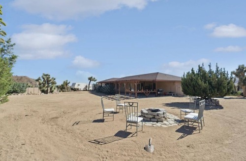 Joshua Tree Highlands House | Cozy camper at Rancho de Caballos de Piedre Negra w/ jacuzzi and more!