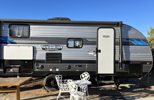 Joshua Tree Highlands House | Cozy camper at Rancho de Caballos de Piedre Negra w/ jacuzzi and more!