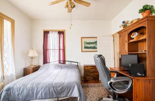 York House | Cozy Cape Cod Bungalow King Queen WD Full Kitchen Wifi Desk