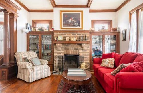 York House | Cozy Cape Cod Bungalow King Queen WD Full Kitchen Wifi Desk